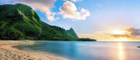 Perto da praia, espreguiçadeiras, toalhas de praia