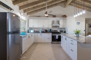 Een koelkast, een magnetron, een oven, een kookplaat