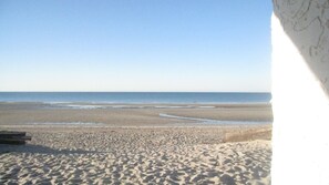 Plage, chaises longues, serviettes de plage