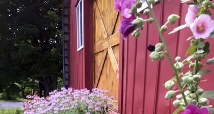 Viihtyisä maalaistomökki kahden latojen keskellä Hudson Valleyssa