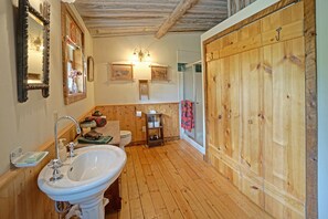 Dusj, hårføner, håndklær og såpe