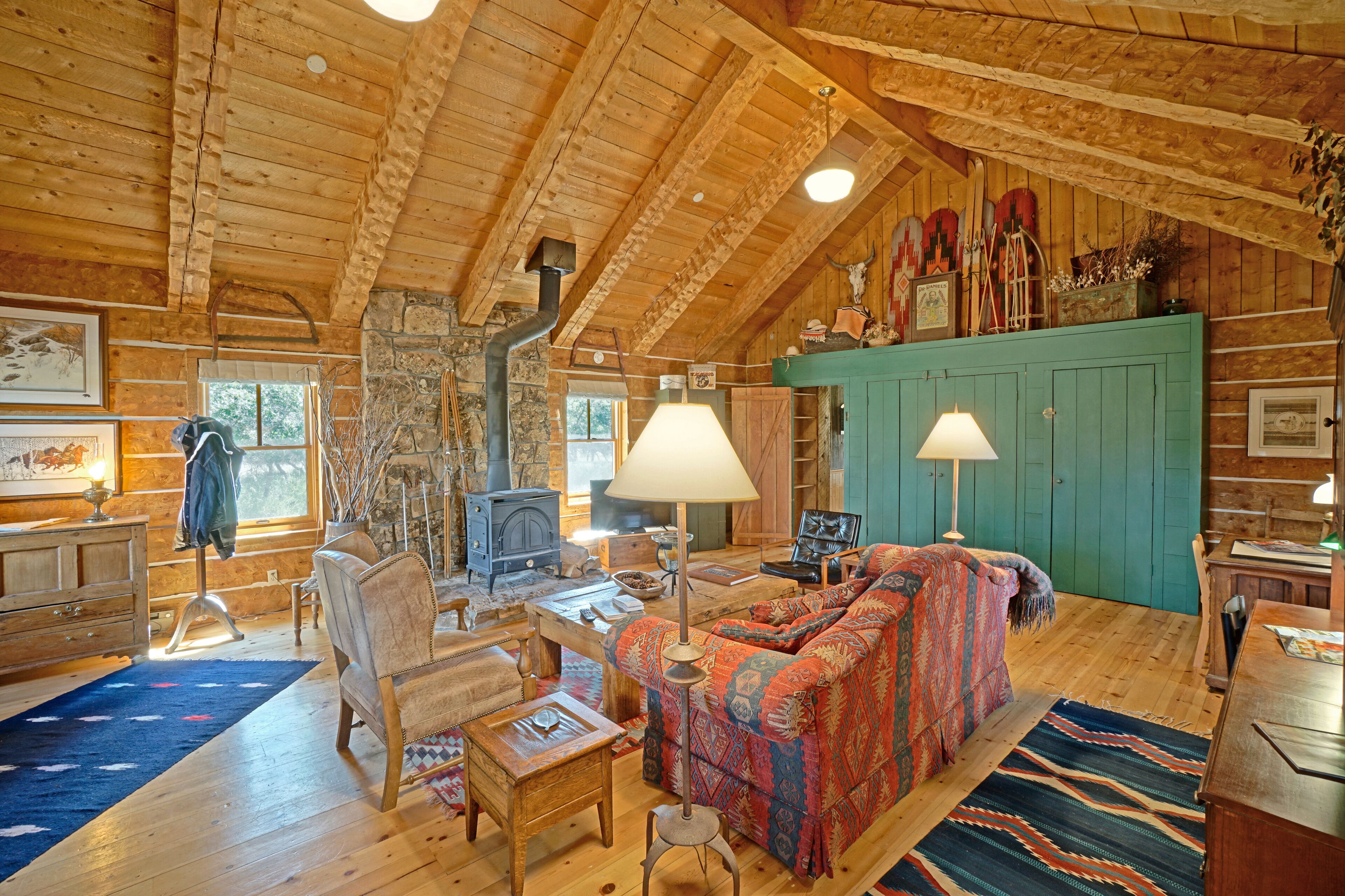 Smart TV, fireplace, books, offices