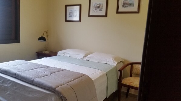 2 室のベッドルーム、アイロン / アイロン台、WiFi (無料)、ベッドシーツ