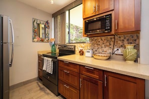 Coffee/tea maker, fridge, microwave, oven - Oceanfront Kealia 101 Kihei Condo Dramatic Views Steps from Pool and Beach (Kihei)