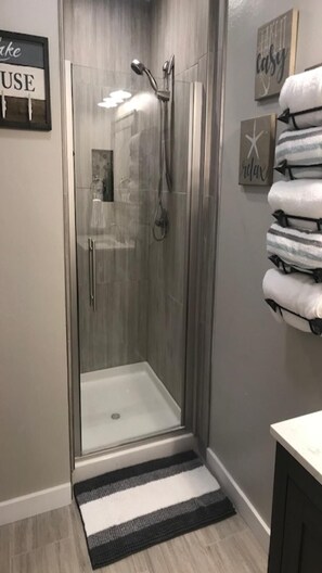 Hårføner, håndklær, såpe og sjampo