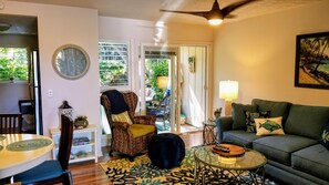 Smart TV, DVD player, table tennis, books - OHANA means FAMILY! Stay at the beautiful Ohana Beach Retreat in Keauhou! (Kailua-Kona)