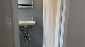 Secadora de cabello, toallas, jabón, shampoo