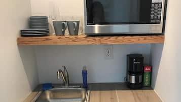 Refrigerador, microondas, cafetera y tetera y molino para café