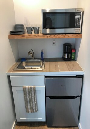 Refrigerador, microondas, cafetera y tetera y molino para café 