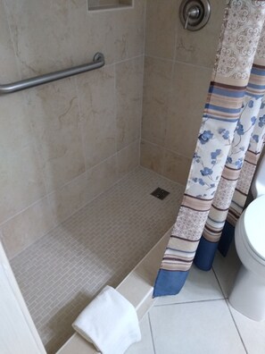 Dusche, Haartrockner, Handtücher, Toilettenpapier