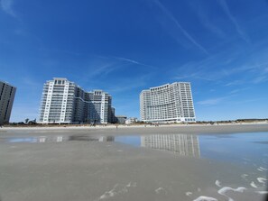 Rannalla, aurinkotuoleja