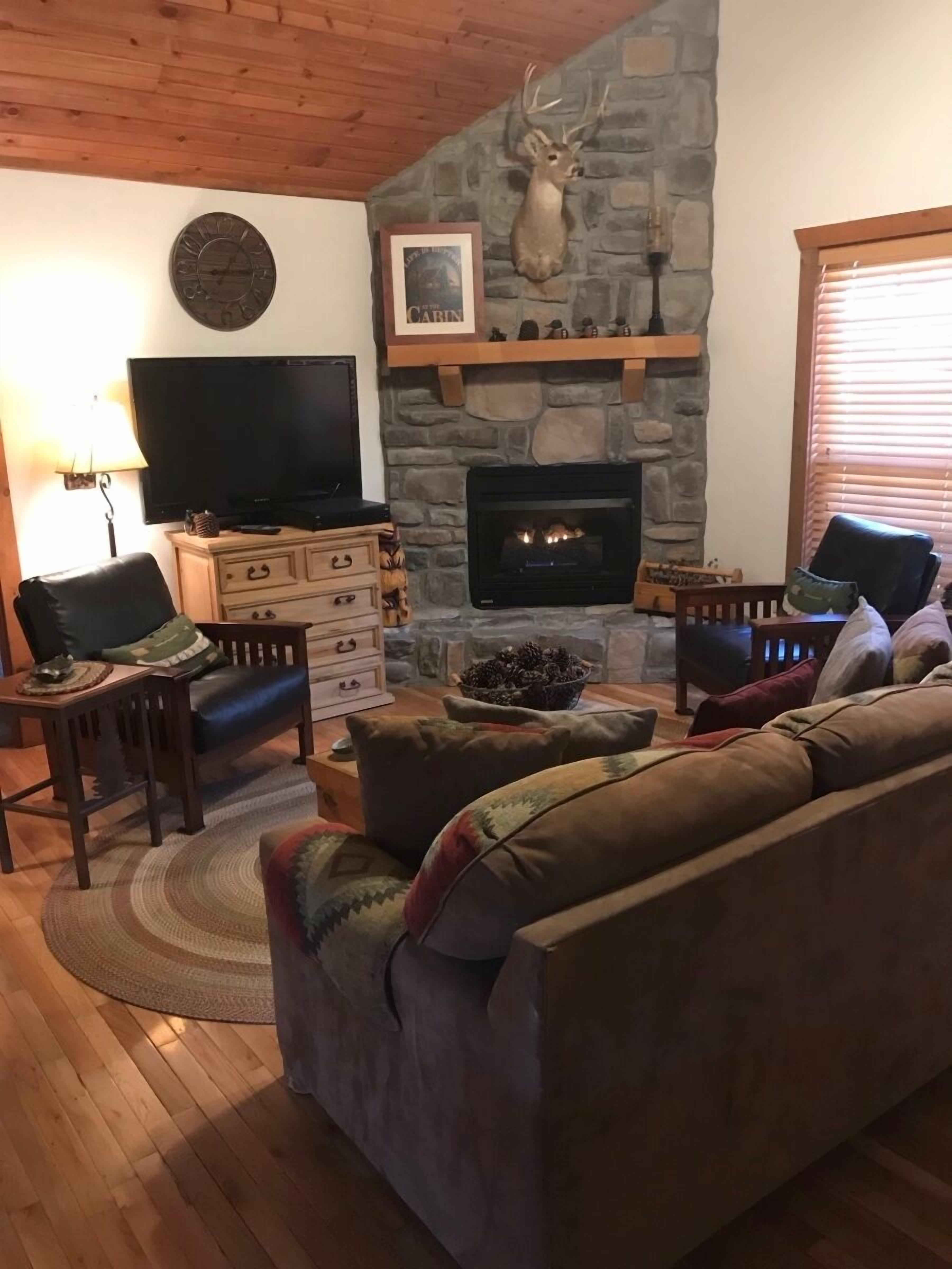 CHARMING 2BR. CABIN, NEAR SILVER DOLLAR CITY, BOOK NOW FOR Christmas