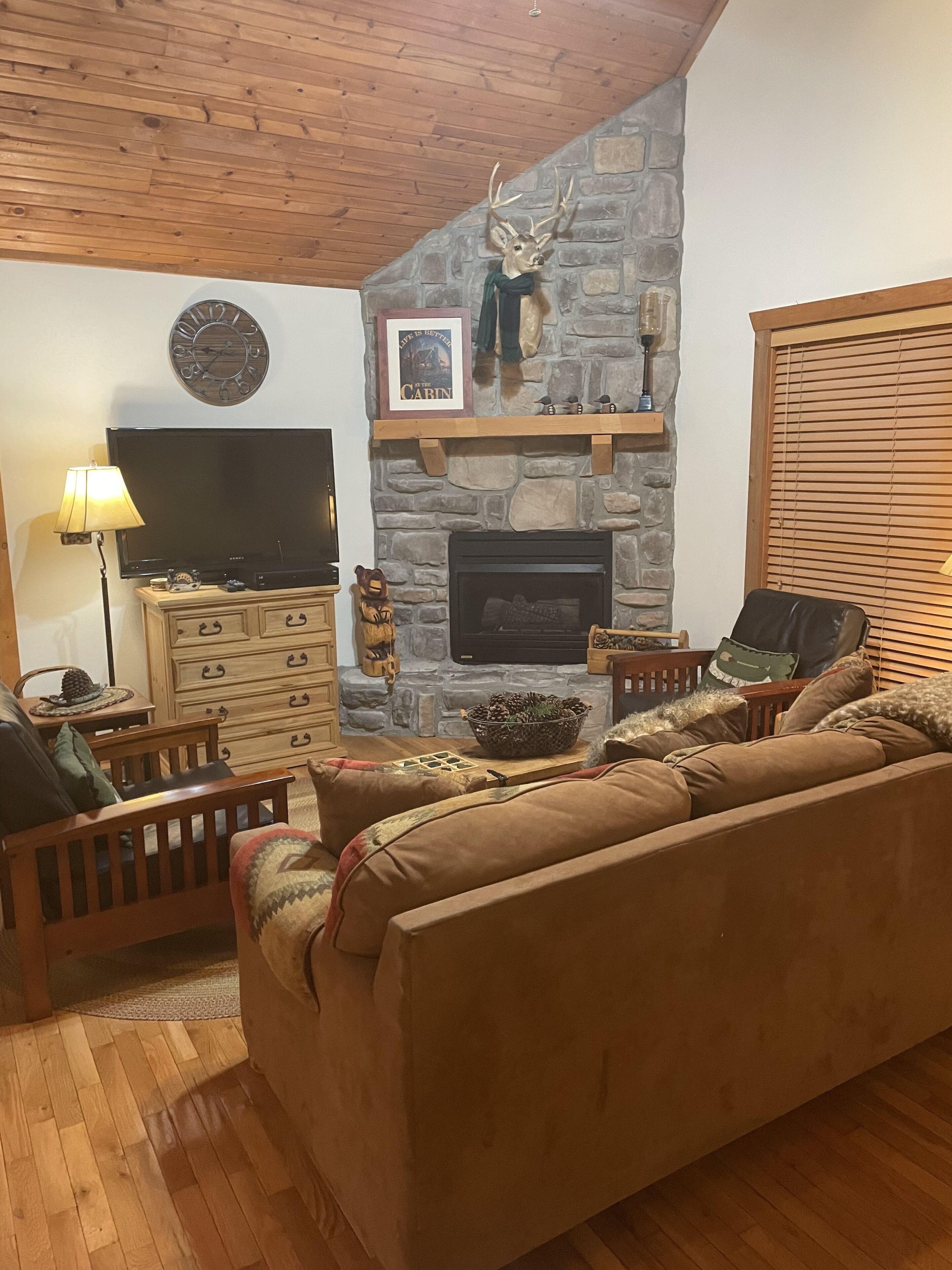 CHARMING 2BR. CABIN, NEAR SILVER DOLLAR CITY, BOOK NOW FOR Christmas