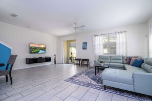 Téléviseur, lecteur de DVD, chaîne audio, bureau