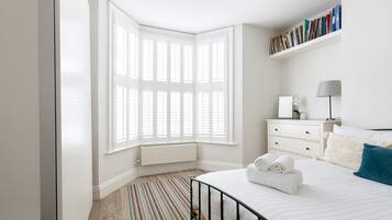 4 bedrooms, desk, iron/ironing board, free WiFi