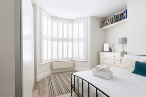 4 bedrooms, desk, iron/ironing board, free WiFi - Central, stylish London family townhouse with private terrace on quiet street (London)