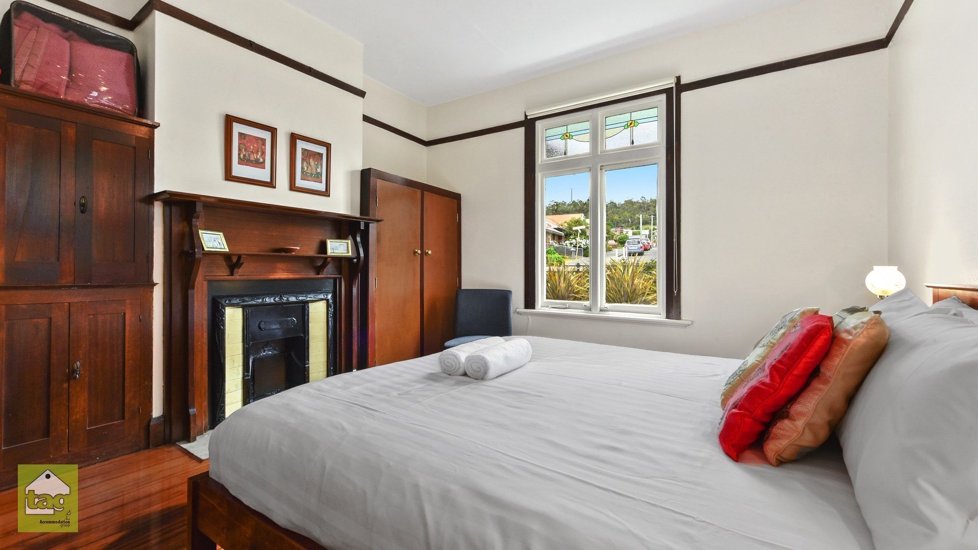 Original character features — image 9