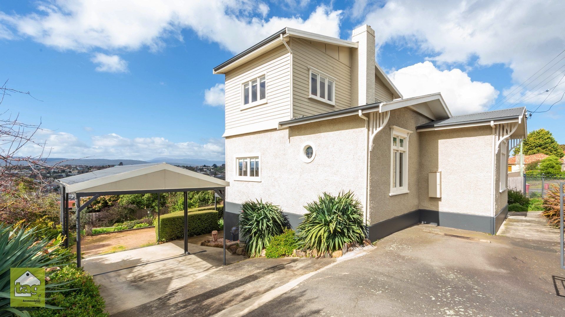 Original character features — image 19