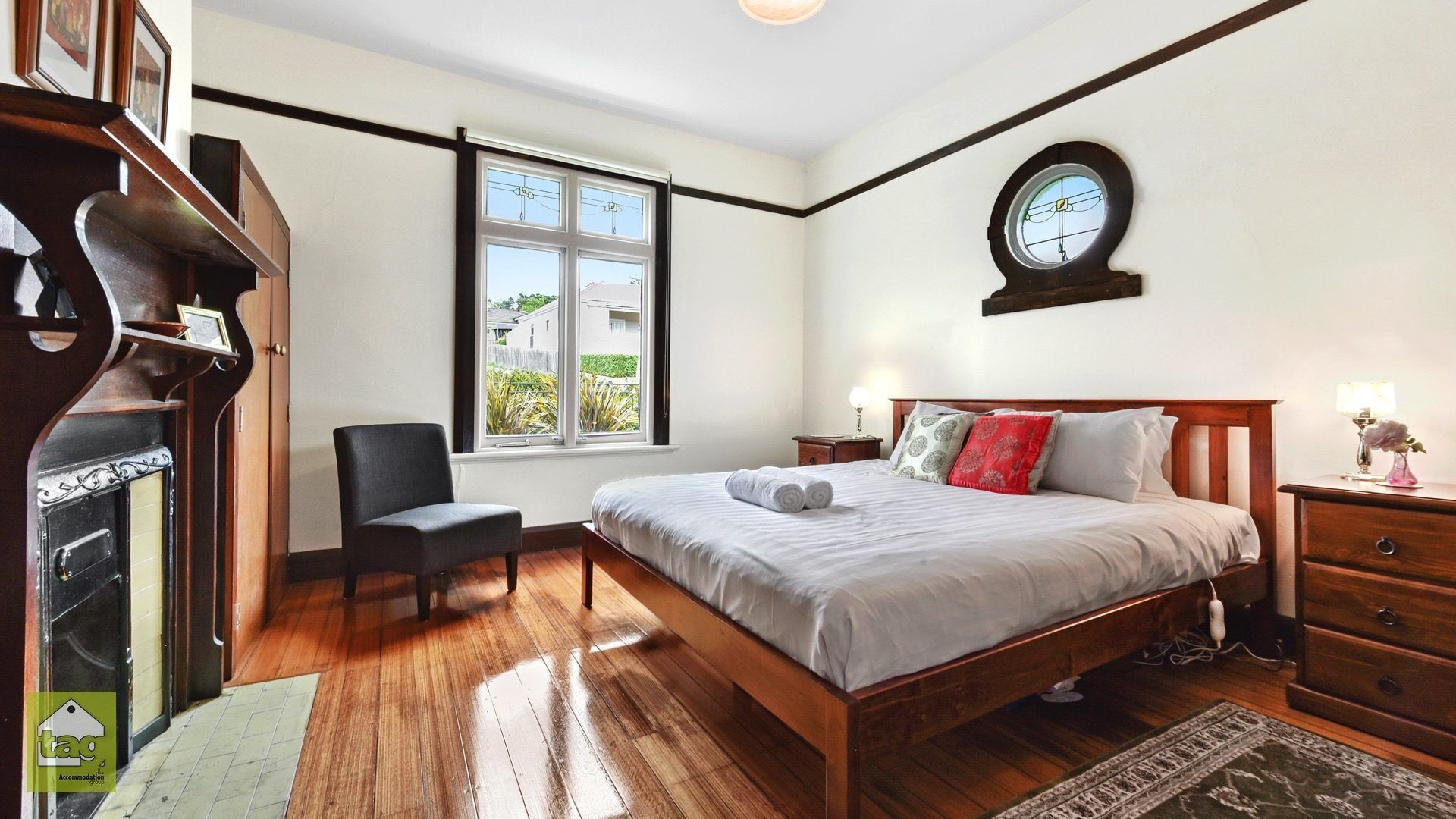 Original character features — image 8