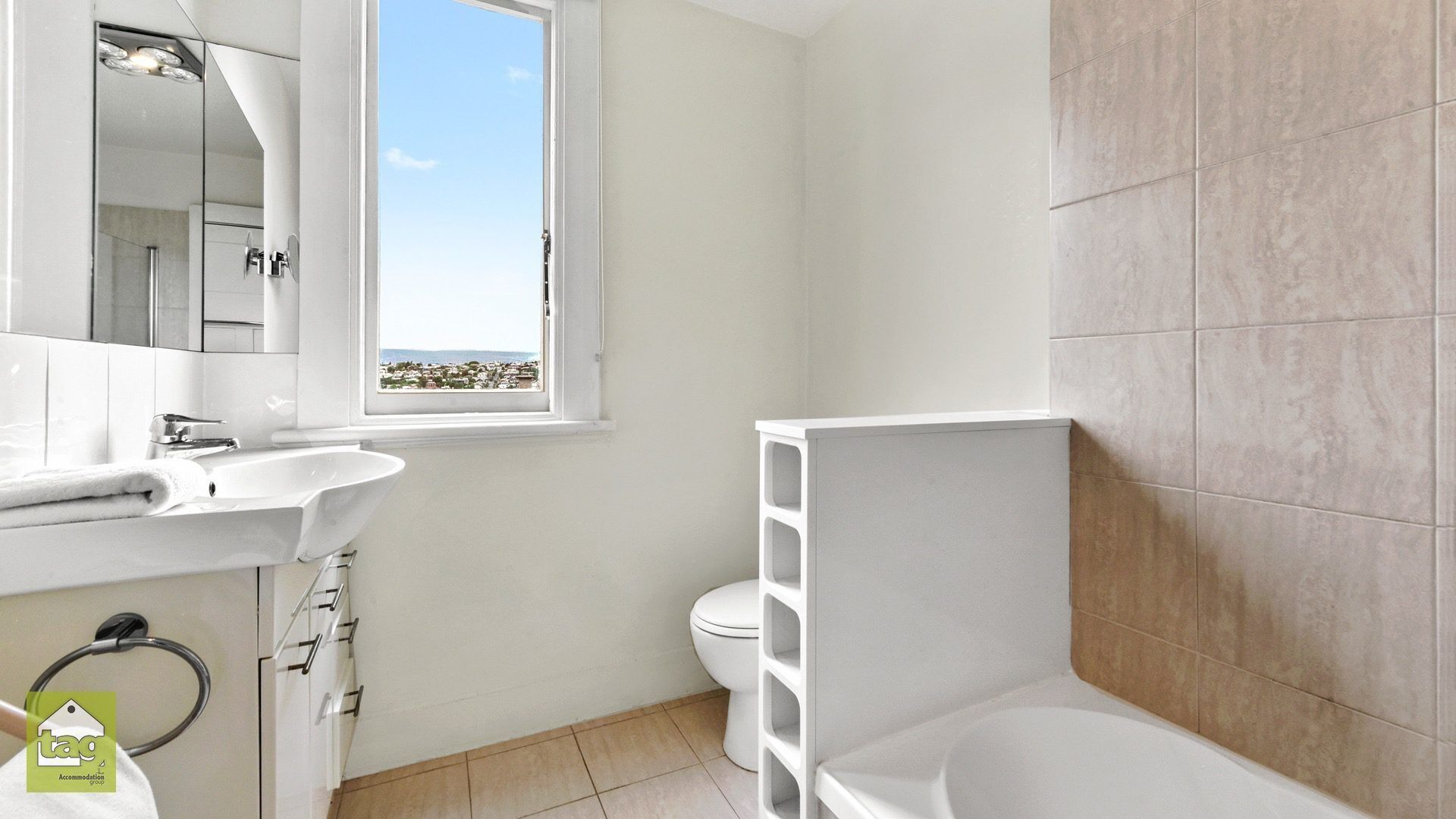 Original character features — image 12