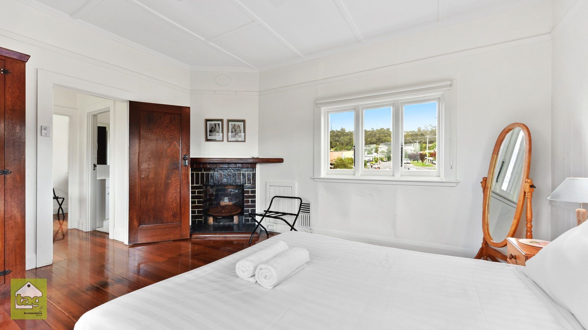 Original character features — image 7