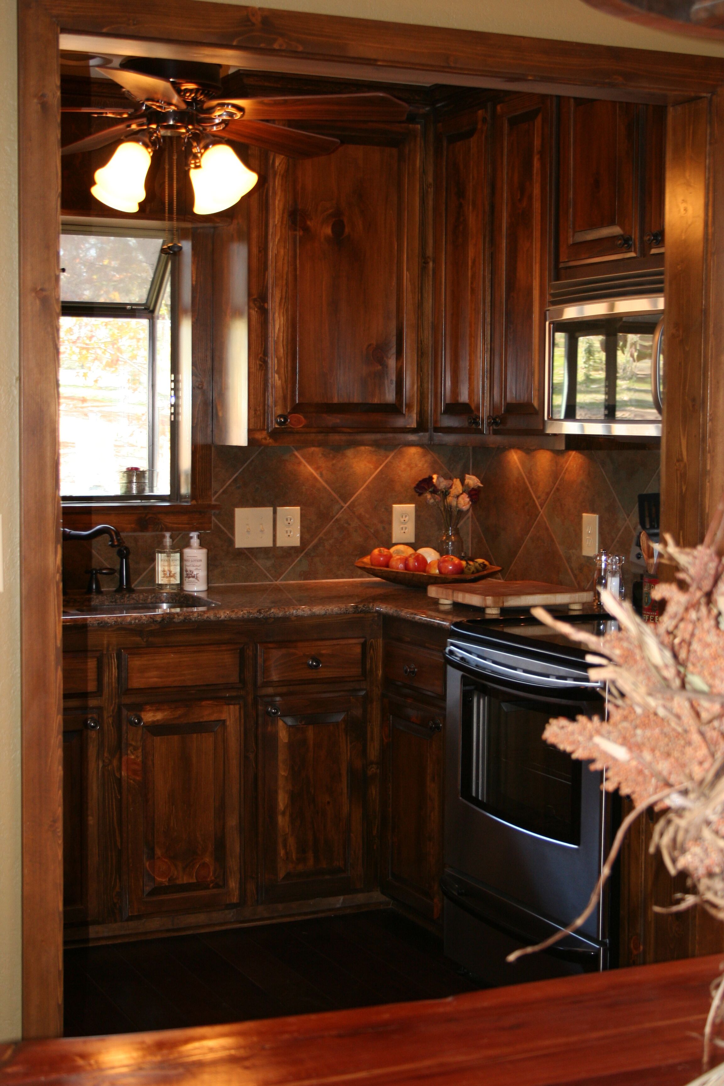 Secluded Cabin On A 13 Acre lake; 10 min from Crockett, 30m Palestine