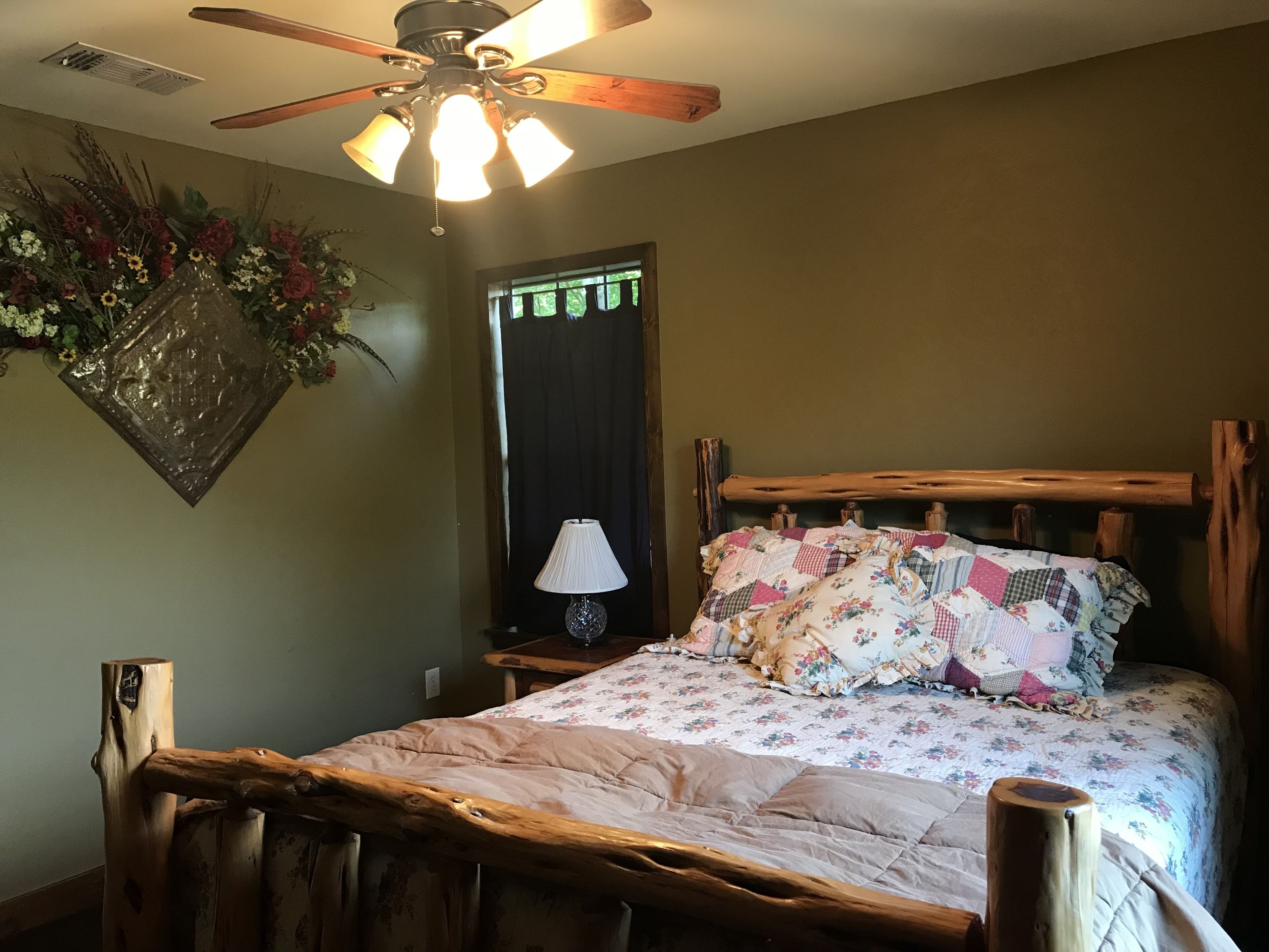 Secluded Cabin On A 13 Acre lake; 10 min from Crockett, 30m Palestine