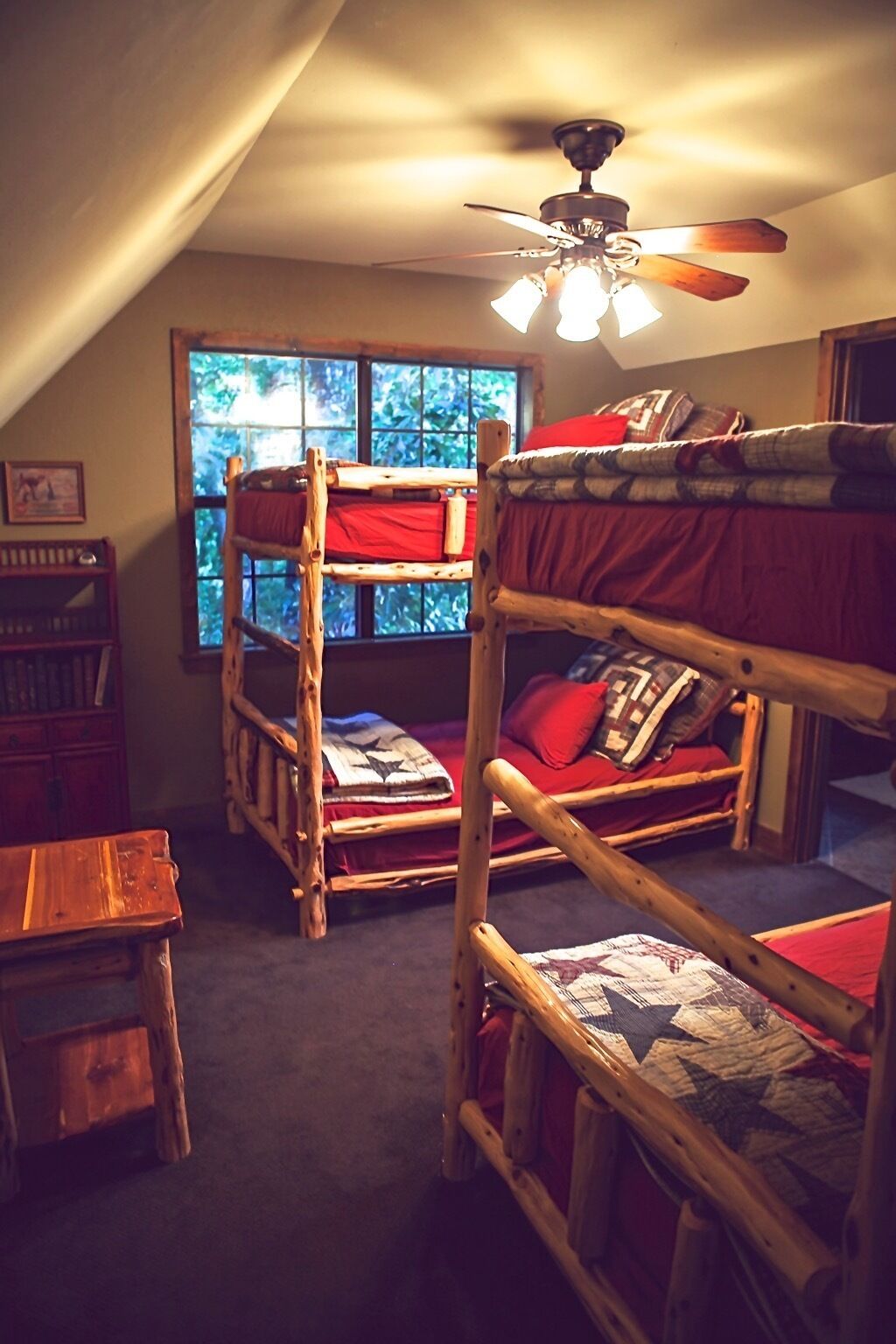 Secluded Cabin On A 13 Acre lake; 10 min from Crockett, 30m Palestine