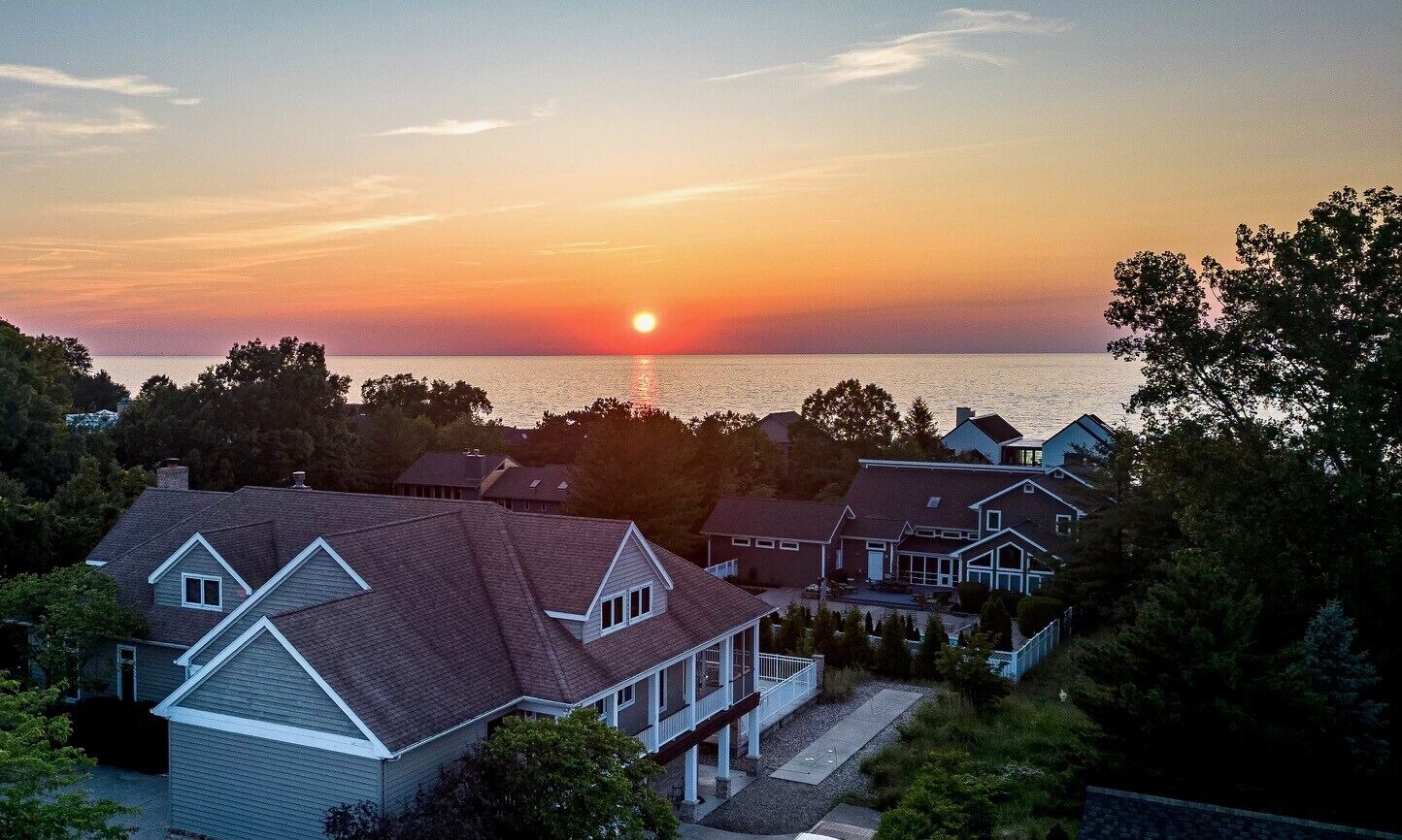 Spacious 6 Bedroom Lakehouse. Private heated pool. Comfortable for all ages.   