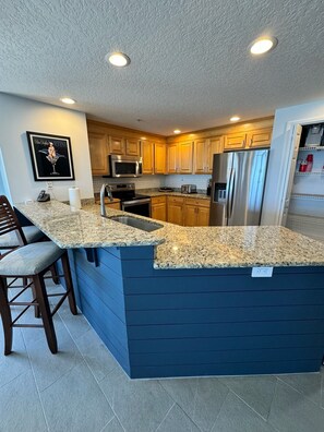 Fridge, microwave, oven, stovetop - Spend the fall or the  holidays at the beach-Great Rates and monthly discounts (Daytona Beach Shores)