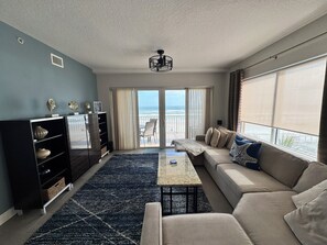 Smart-tv, een stereo en een kantoor