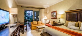 OCEAN FRONT RESORT--Ground Floor Villa-Steps to Pool/Ocean #1102 