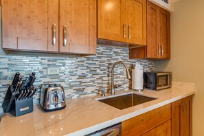 冰箱、微波炉、烤箱、炉灶