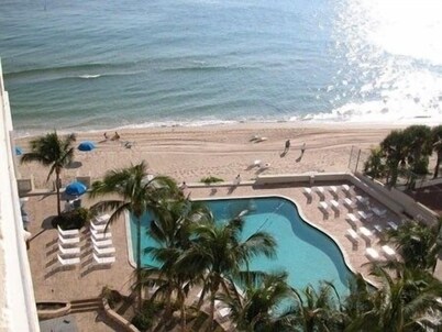On sand!! Fort Lauderdale by the Sea Beach, Ocean Manor Resort condo-hotel Pool