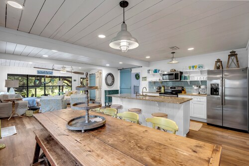 "Turtle Rock" LBJ Waterfront Lake House Cottage