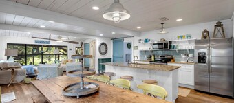 "Turtle Rock" LBJ Waterfront Lake House Cottage 