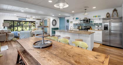 "Turtle Rock" LBJ Waterfront Lake House Cottage