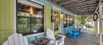 "Turtle Rock" LBJ Waterfront Lake House Cottage