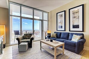 TV connectée, lecteur de DVD, baby-foot, livres