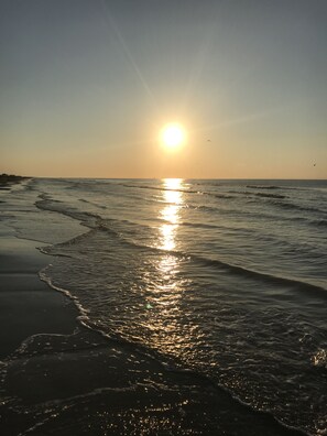 On the beach - Emerald By the Sea #813, Beautiful Gulf View, Luxury Hi Rise 2 Bedroom Condo (Galveston)