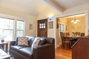 Älytelevisio, takka, pöytäjalkapallopöytä, kirjoja