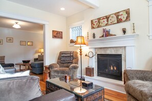 Älytelevisio, takka, pöytäjalkapallopöytä, kirjoja