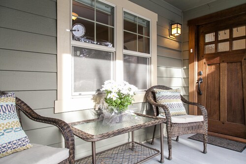 Green Gables-2 Fireplaces,Salt Hot tub, 100+mbps Wifi, AC, Bikes, Big Yard,Walk!
