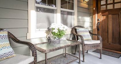 Green Gables-2 Fireplaces,Salt Hot tub, 100+mbps Wifi, AC, Bikes, Big Yard,Walk!