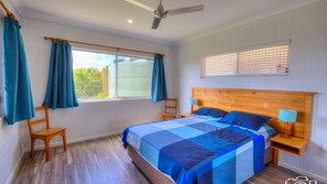 4 bedrooms, iron/ironing board, WiFi, bed sheets - LLEWELLA -1170 water views (Seventeen Seventy)