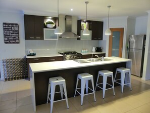 Grand réfrigérateur, micro-ondes, four, plaque de cuisson