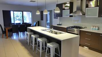 Geladeira grande, micro-ondas, fogão, cooktop