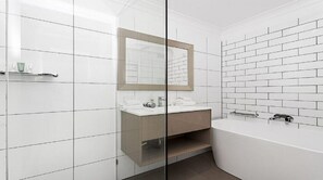 Combined shower/tub