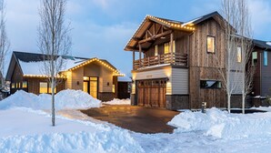 A large wooden house with a covered driveway and snowbanks around it. - Plush beds ~ heated resort pool ~ hot tub ~ Tetherow/Bend/Bachelor ~ wifi ~ 🐶 (Bend)