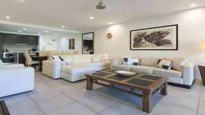 Living area - Azure 125-126 | Port Douglas (PORT DOUGLAS)